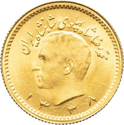 Gros plan sur une pièce d'or représentant un homme.