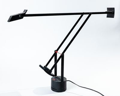 une image d'une lampe de bureau sur fond blanc