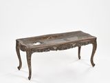 une table basse ancienne en bronze, avec un plateau et des pieds sculptés
