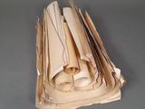 une pile de papiers posée sur une table