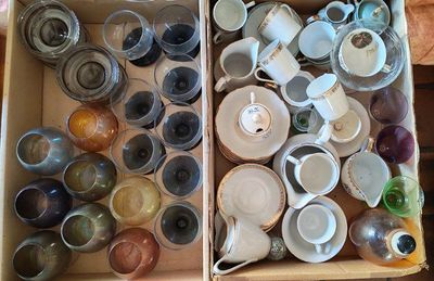 plusieurs tasses et soucoupes dans une boîte sur la table