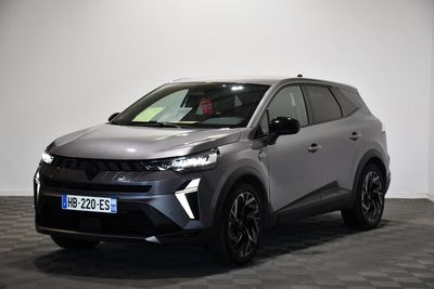 un SUV Toyota C-HR gris garé dans un showroom