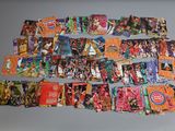 tout un tas de cartes de basket posées ensemble sur la table