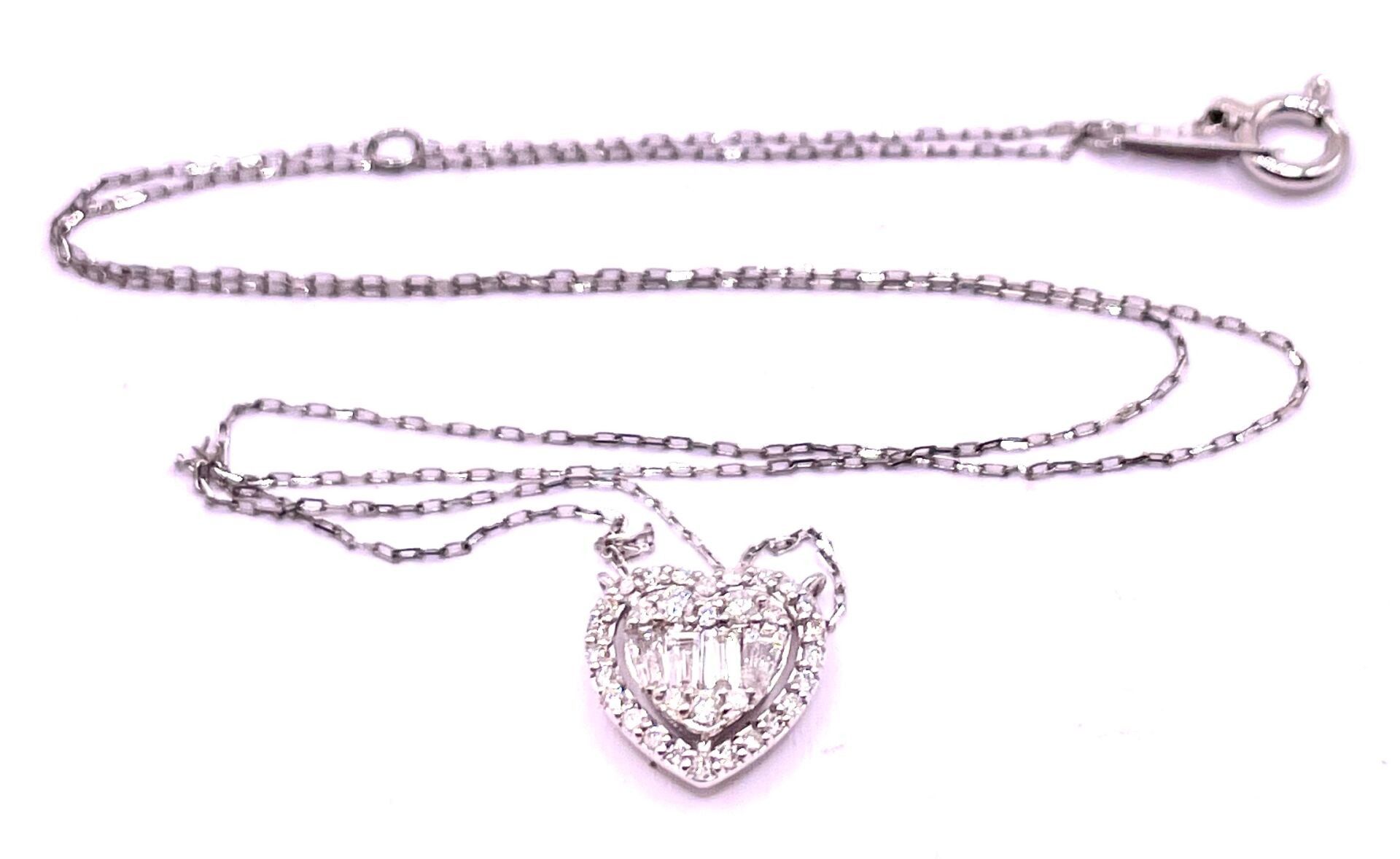 Collier « coeur ajouré » platine fin 900/1000 poinçon « tête de chien » serti de 4 diamants taille tapers entourés de...