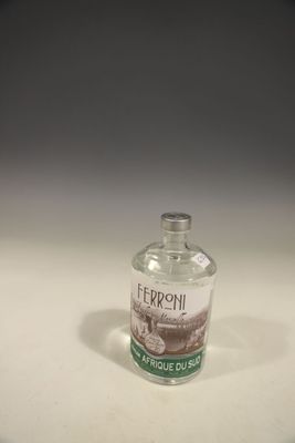 une petite bouteille d'alcool posée sur une table