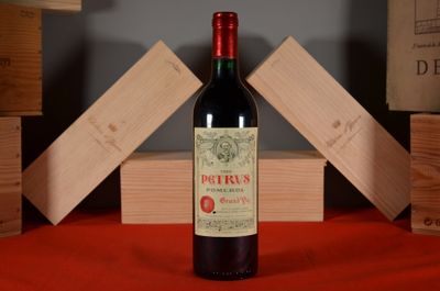 une bouteille de vin posée sur une table
