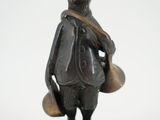 figurine représentant un chat en costume, avec un sac et un chapeau