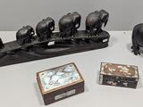 de nombreuses petites statuettes d'éléphants posées sur une table