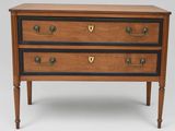 une commode en bois avec des poignées noires et dorées