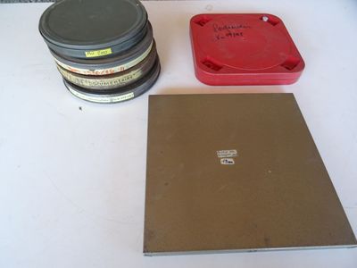 un livre, un appareil photo et un objectif posé sur une table