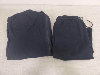deux paires de pantalons noirs posées sur une surface blanche