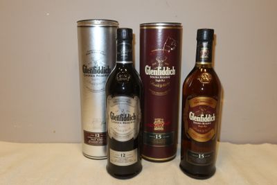 trois bouteilles d'alcool posées sur une table à côté d'un bidon