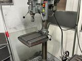 une photo d'une perceuse à colonne dans un atelier