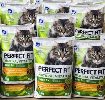 plusieurs sacs de nourriture pour chat posés sur une table