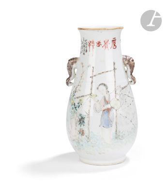 un vase blanc avec un tableau posé sur une table
