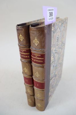 deux vieux livres sont empilés sur une table