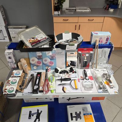 une table sur laquelle se trouvent de nombreux objets différents