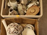 deux boîtes contenant quelques tasses et une théière