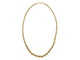 un collier à chaîne en or sur fond blanc