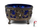 un bol ancien en argent et en verre bleu, orné d'un lion