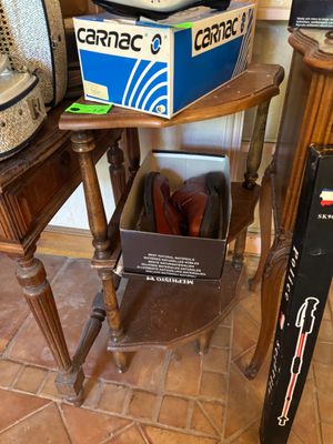une boîte de chaussures posée sur une table à côté d'une cafetière