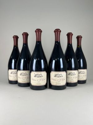 six bouteilles de vin sont alignées dans une rangée