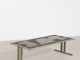 une image d'une table avec un plateau en verre et des pieds en métal