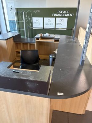 un bureau avec un ordinateur et une chaise dans une pièce