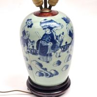 Lampe formée d'un vase en porcelaine émaillée bleu blanc, à … (photo 3)