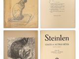 quatre livres contenant des dessins de chats et un chat assis sur une table