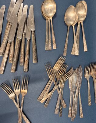 beaucoup de fourchettes et de cuillères sur la table