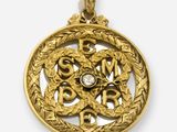 Gros plan sur un pendentif en or orné d'une croix