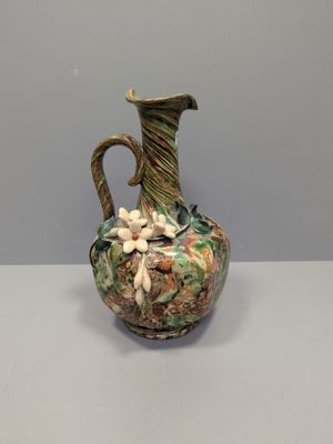 un vase avec des fleurs posé sur une table