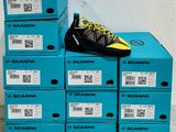 Plusieurs cartons de chaussures Scarra sont empilés les uns sur les autres
