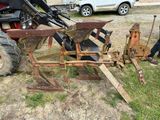 un tracteur équipé d'une charrue à l'arrière