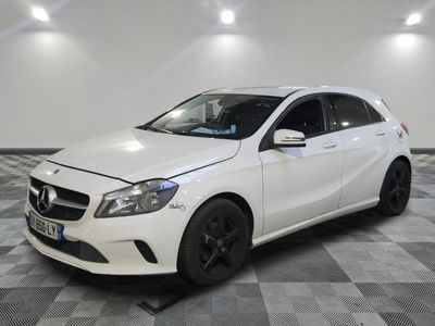 la classe b de la mercedes est garée sur un sol en damier