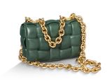 un sac à main en cuir vert orné de chaînes dorées sur fond blanc