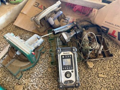 un tas d'objets divers posés par terre à côté d'une boîte