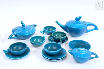 un service à thé bleu comprenant des tasses et des soucoupes