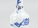 un vase bleu et blanc posé sur une table