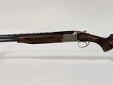 un fusil posé sur un socle transparent, devant un fond blanc
