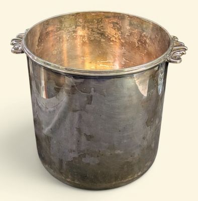 une casserole argentée avec une poignée, sur fond blanc