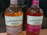 Deux bouteilles de Kingsbars sont posées sur une table en bois.