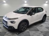 la citrole blanche est garee sur un carrelage en damier