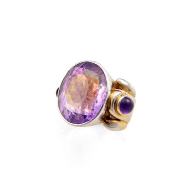 un gros plan d'une bague sertie d'un amethorate et d'un amethorate