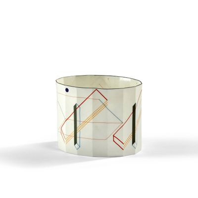 un gros plan d'une tasse posée sur une table, sur fond blanc