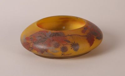 un vase jaune orné d'un motif floral rouge