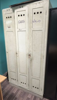 un vieux casier blanc dans un coin de la pièce