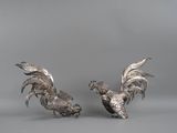 paire de figurines de coqs plaquées argent aux ailes déployées