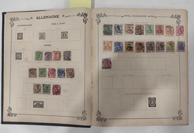 un livre ouvert avec des timbres sur une table
